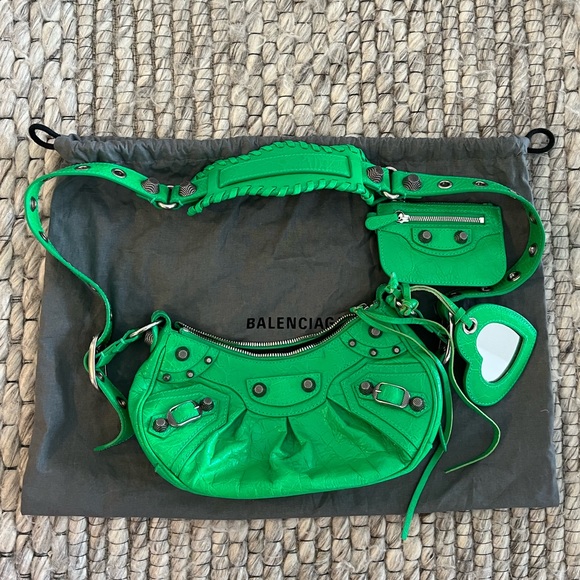 WOMEN'S LE CAGOLE XS SHOULDER BAG IN GREEN
*AUTHENTIC* has receipt & dustbag - Picture 13 of 14